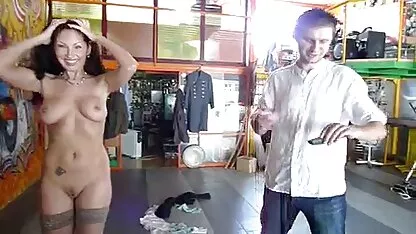 Uốn phim sec miem phi cong dưới cây