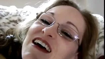 Cô ấy di chuyển trong khi anh nghe cô xem fucking phim sec dt rên rỉ