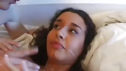 Bạn bè muốn xem cô gái xem phim sec lon to trên bãi biển.