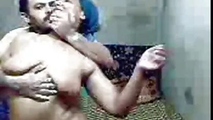 Một cặp vợ chồng cảm xúc của họ, nhìn vào một máy quay xem phim sec phim