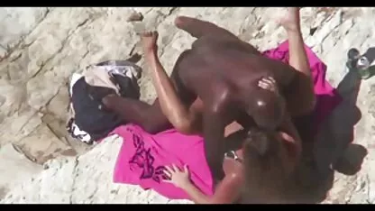 Một nhiếp ảnh gia trẻ tuổi kéo dài một mảnh thể dục buộc anh phim sec loan luan moi phải nghiêng về phía trước máy quay