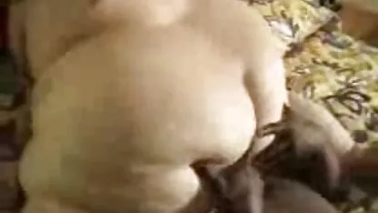 Một người phụ nữ trong phòng tắm hơi xem phim sec co giao