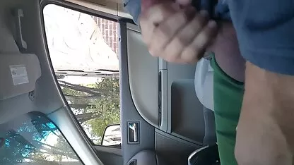 Một người đàn ông da đen trên tai phim sec cho dien thoai đường phố và đã tự mình vịt