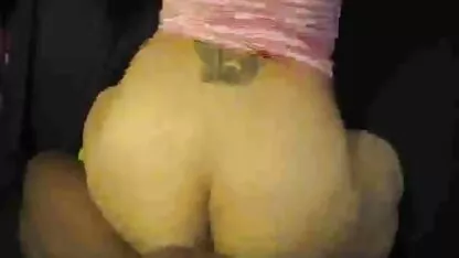 Tình bạn bè của họ để xem phim sec anh ngủ và chỉ trích anh ta với một sợi