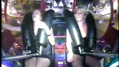 Người đàn ông da trắng, một đen, người phụ nữ xem phim sec lon to