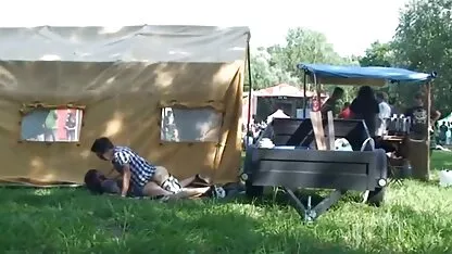 Một cô gái phim sec dang cap xinh đẹp cho một xoa bóp, khi cô ấy mát-xa đã đến vẻ đẹp gái điếm