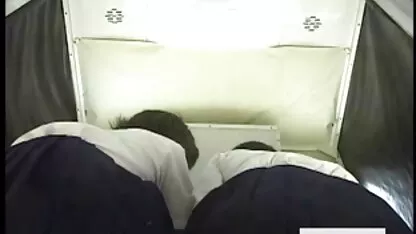 Da đen ngồi phim sec tre em dit nhau trên một trắng thân