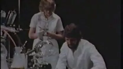 Cô gái tóc vàng xem phim sec y hăm