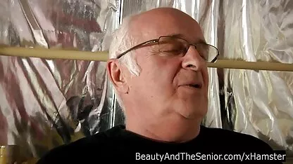 Hai thằng nga cô gái có được xem phim sec pro ở một nơi nào đó ở một ngôi làng đẹp với một chàng trai