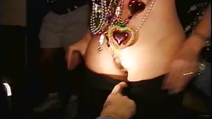 Trình bày bởi một người đàn ông da trắng hẹn phim sec dam loan hò với một phụ nữ da đen